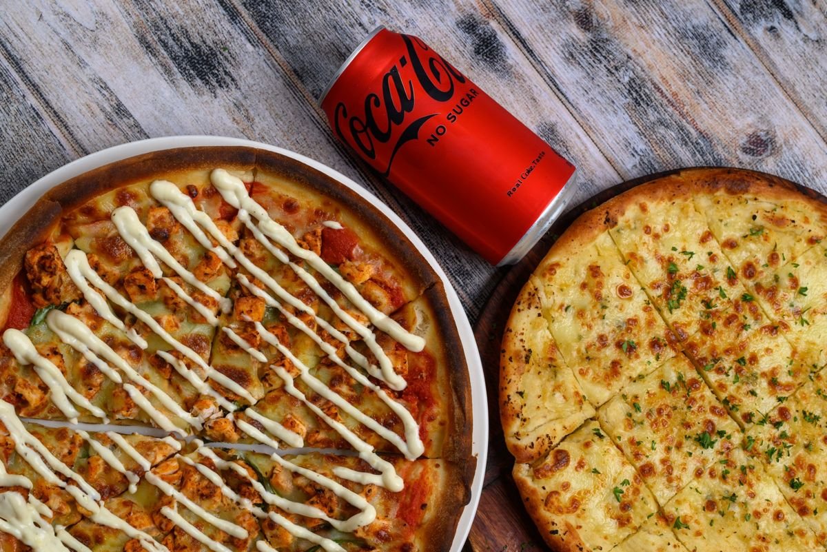Chicken pizza with aioli and garlic bread
