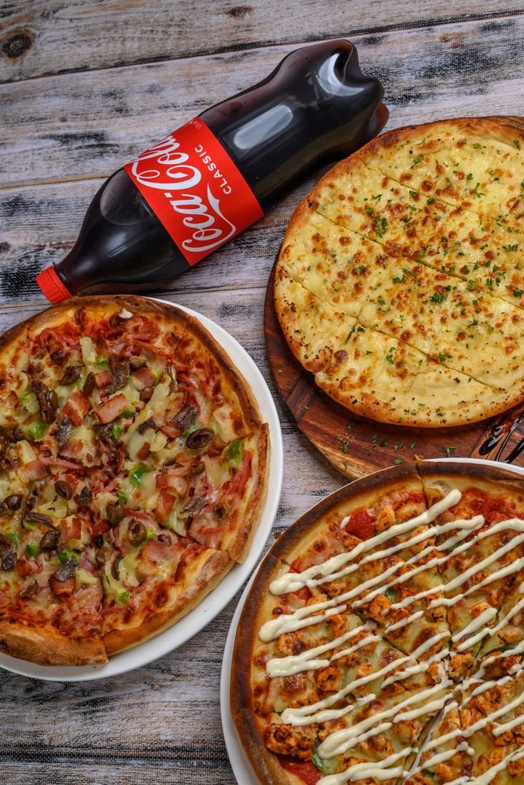 Supreme pizza with garlic bread